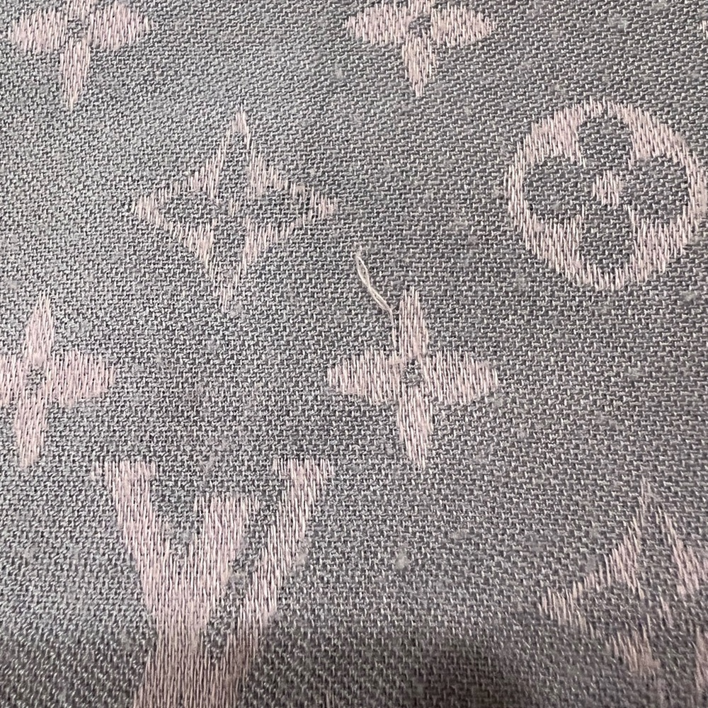 Louis Vuitton monogram shawl in soft grey and blush pink tones - Picture 11 of 15